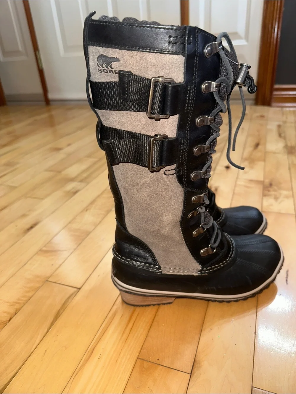 Sorel Conquesr Carly II Black and Gray Lace-Up Winter Boots - Picture 2 of 10